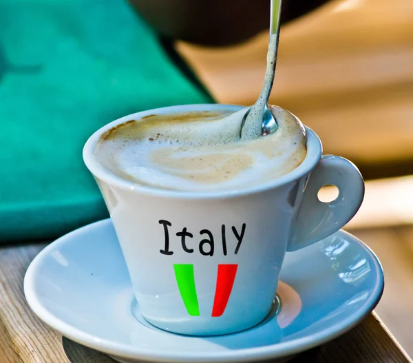 Ιταλία καπουτσίνο, εσπρέσο καφέ με γάλα και το ωραίο foarm — Φωτογραφία Αρχείου