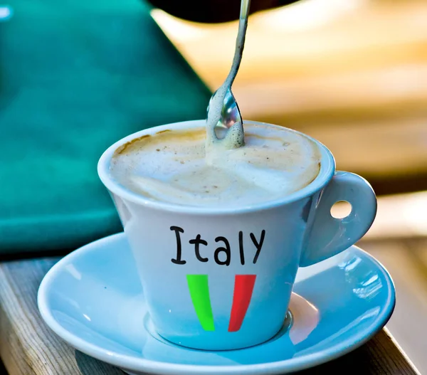 意大利卡布奇诺, 咖啡加牛奶和漂亮的 foarm — 图库照片