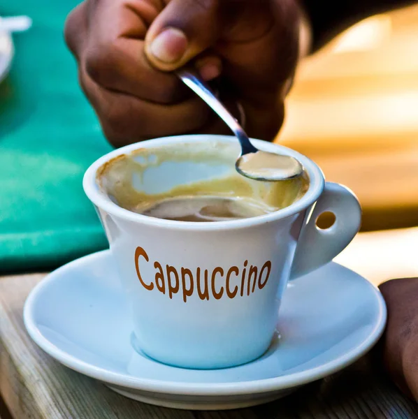 Italia cappuccino, café expreso con leche y su agradable foarm — Foto de Stock