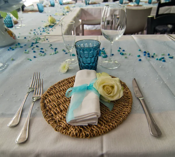 Table set with plates, cutlery and glasses, blue bow and white r — Stock Photo, Image