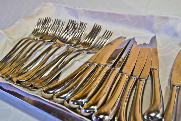 Talheres limpos prontos para equipamentos de restaurante — Fotografia de Stock