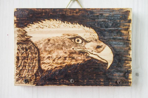Die antike Kunst der Pyrographie, Holz und Feuer, das Adlerauge, — Stockfoto