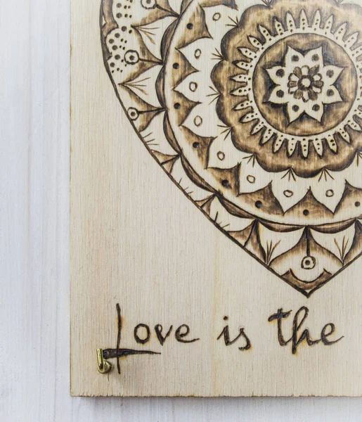 De oude kunst van pyrografie, hout en vuur, mandala — Stockfoto