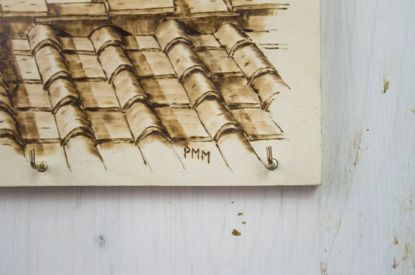 The ancient art of pyrography, cats and heart on the roof in Pis — Stock Photo, Image