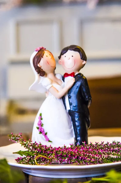 Gelin Damat Lezzetli Düğün Pastası Için Küçük Heykelcikler — Stok fotoğraf