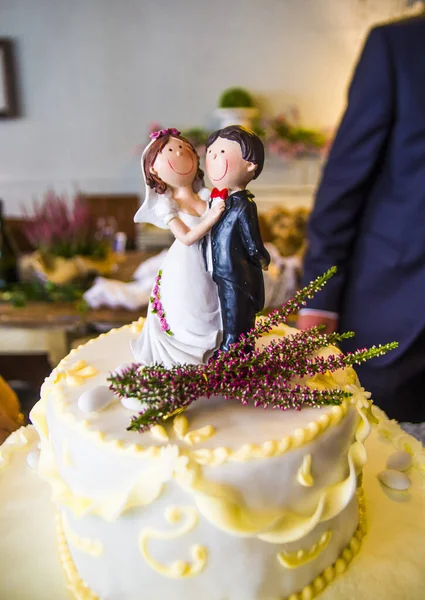 Gelin Damat Lezzetli Düğün Pastası Için Küçük Heykelcikler — Stok fotoğraf