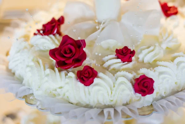 Kuchen Mit Köstlicher Weißer Sahne Und Scharlachroten Rosen Rote Farbe — Stockfoto