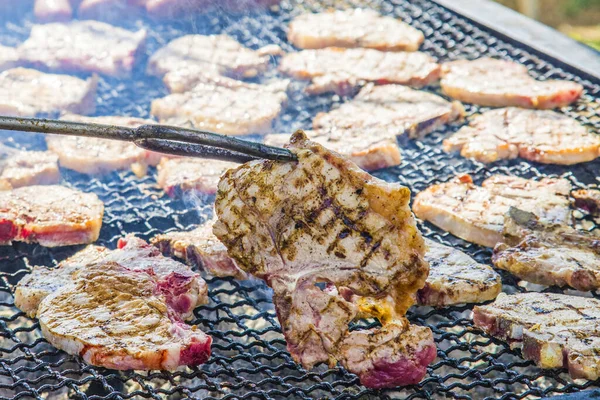 Embutidos Filetes Cerdo Cocinados Una Gran Barbacoa Con Carbones Calientes —  Fotos de Stock