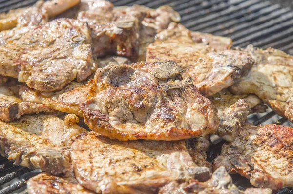 Enchidos Bifes Porco Cozidos Uma Grande Barbaque Com Carvões Quentes — Fotografia de Stock