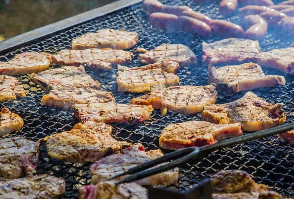 Enchidos Bifes Porco Cozidos Uma Grande Barbaque Com Carvões Quentes — Fotografia de Stock