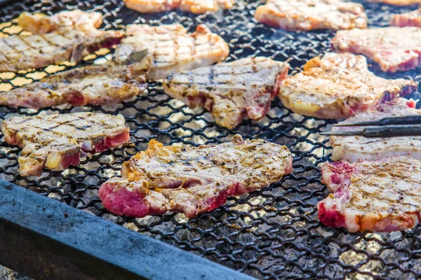 Embutidos Filetes Cerdo Cocinados Una Gran Barbacoa Con Carbones Calientes —  Fotos de Stock