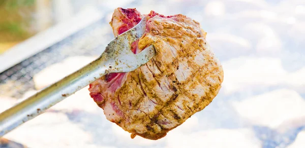 Enchidos Bifes Porco Cozidos Uma Grande Barbaque Com Carvões Quentes — Fotografia de Stock