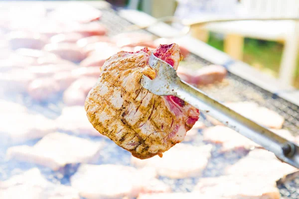 Klobásy Vepřové Steaky Vařené Velkém Barbaque Horkým Uhlím Aromatickými Bylinkami — Stock fotografie