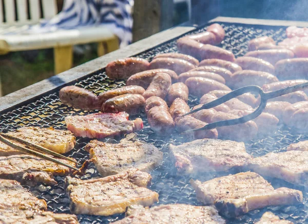 Embutidos Filetes Cerdo Cocinados Una Gran Barbacoa Con Carbones Calientes —  Fotos de Stock