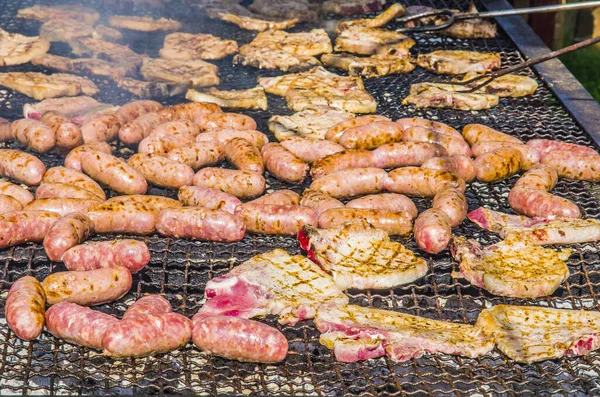 Embutidos Filetes Cerdo Cocinados Una Gran Barbacoa Con Carbones Calientes —  Fotos de Stock