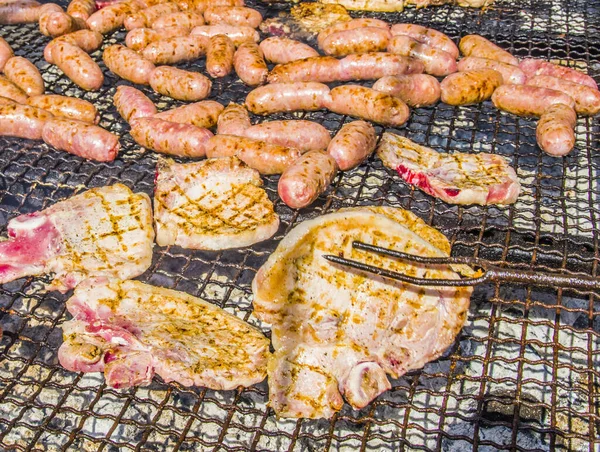 Enchidos Bifes Porco Cozidos Uma Grande Barbaque Com Carvões Quentes — Fotografia de Stock