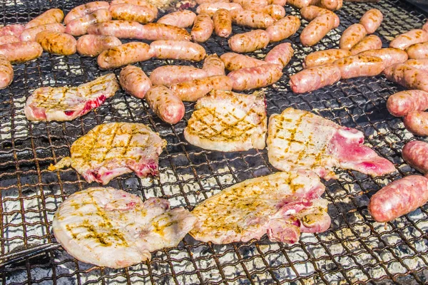 Embutidos Filetes Cerdo Cocinados Una Gran Barbacoa Con Carbones Calientes —  Fotos de Stock