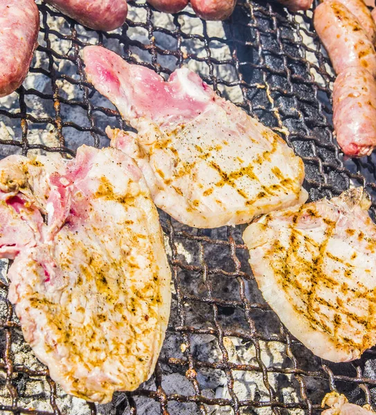 Embutidos Filetes Cerdo Cocinados Una Gran Barbacoa Con Carbones Calientes —  Fotos de Stock