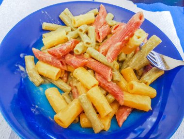 Üç çeşit makarna, kabaklı makarna, domatesli makarna ve safranlı makarna, üzerine de lezzetli sebzeler.