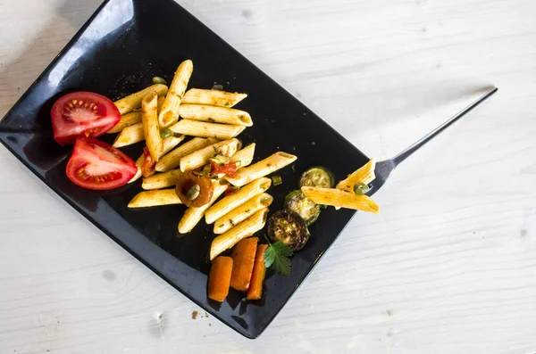 Pâtes Nourrissantes Saines Macaronis Aux Légumes Colorés Savoureux Câpres — Photo