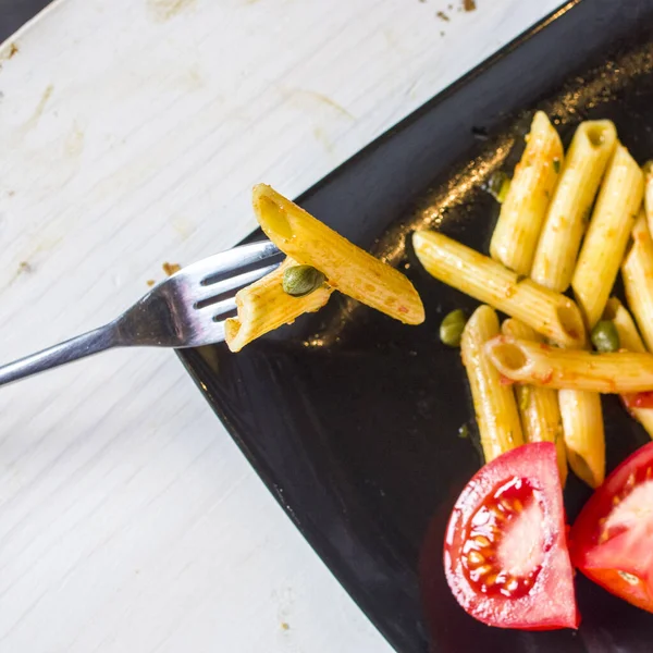 Tápláló Egészséges Tészta Makaróni Színes Ízletes Zöldségekkel Kapribogyókkal — Stock Fotó