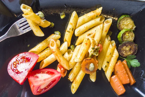 营养丰富 健康的面食 通心粉配以五彩斑斓 美味的蔬菜和辣椒 — 图库照片