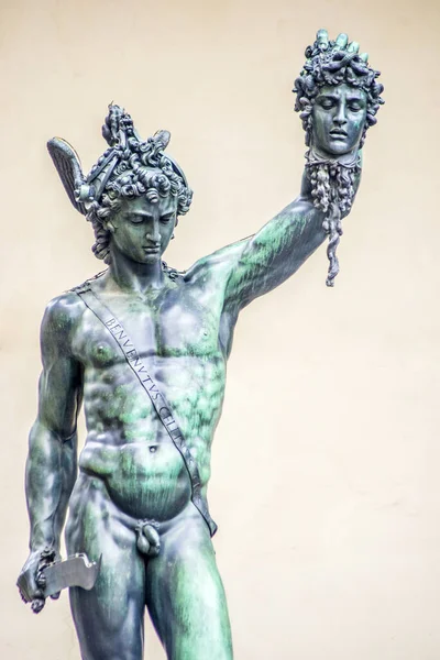 意大利佛罗伦萨复兴 意大利佛罗伦萨复兴广场的浮雕 塞利尼的珀斯 — 图库照片