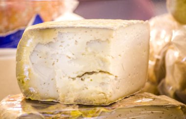 Mağara eskimiş pekorino peyniri aromatik otlar ve karabiber ile lezzetli yemeklerinizi tatlandırmaya hazır.