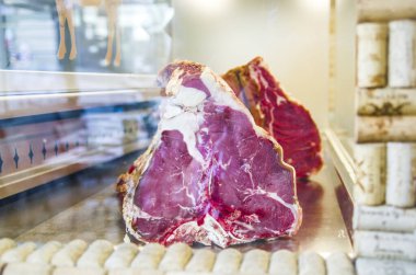 Sığır filetosu bifteği taze kesilmiş ve olgunlaşmış et kemiği barbekü için hazır.