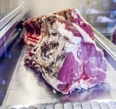 Sığır filetosu bifteği taze kesilmiş ve olgunlaşmış et kemiği barbekü için hazır.