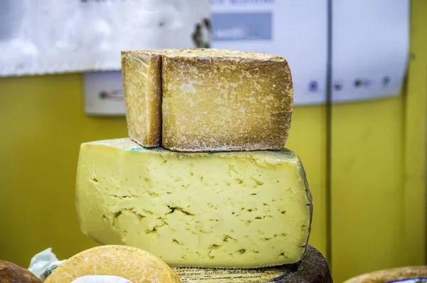 Queso Pecorino Criado Cuevas Con Hierbas Aromáticas Pimienta Negra Listo — Foto de Stock