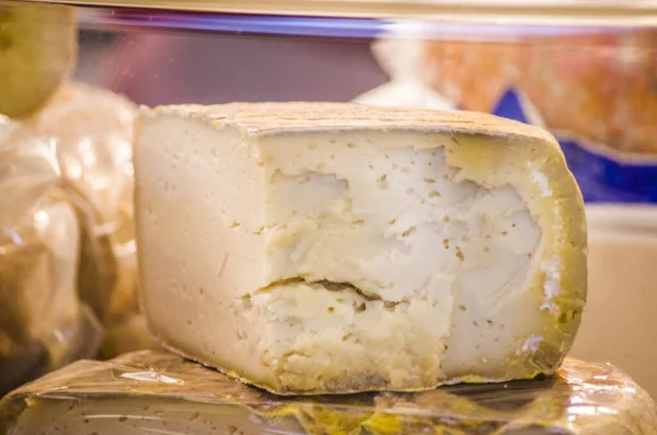 Queso Pecorino Criado Cuevas Con Hierbas Aromáticas Pimienta Negra Listo — Foto de Stock