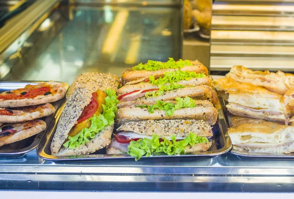三明治和带有生菜 蔬菜和奶酪的烤火腿 — 图库照片