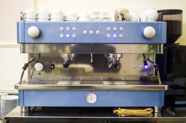 Harika espresso kahve makinesi, İtalyan usulü siyah ve kremalı.