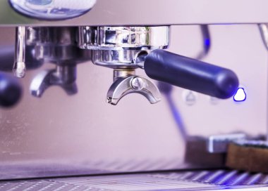 Harika espresso kahve makinesi, İtalyan usulü siyah ve kremalı.