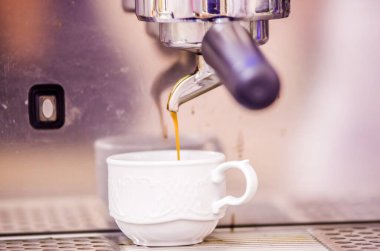 Harika espresso kahve makinesi, İtalyan usulü siyah ve kremalı.