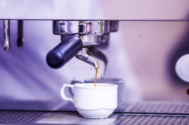 Harika espresso kahve makinesi, İtalyan usulü siyah ve kremalı.