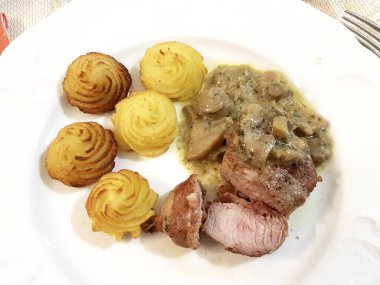Domuz pastırmalı fileto, mantarlı ve düşes patatesli.