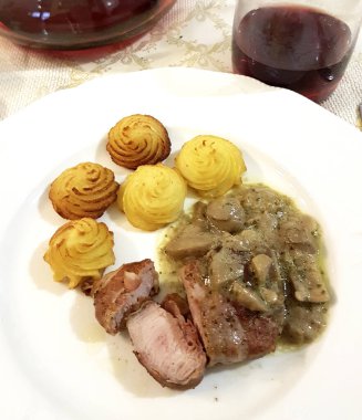 Domuz pastırmalı fileto, mantarlı ve düşes patatesli.