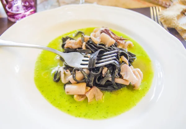 Inktvisinkt Spaghetti Met Octopus Inktvissaus Een Bed Van Spinazie Crème — Stockfoto