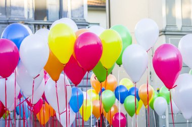 Her renkten balonlar çocukların neşesi için hazır ya da partinizi neşelendirmek için.