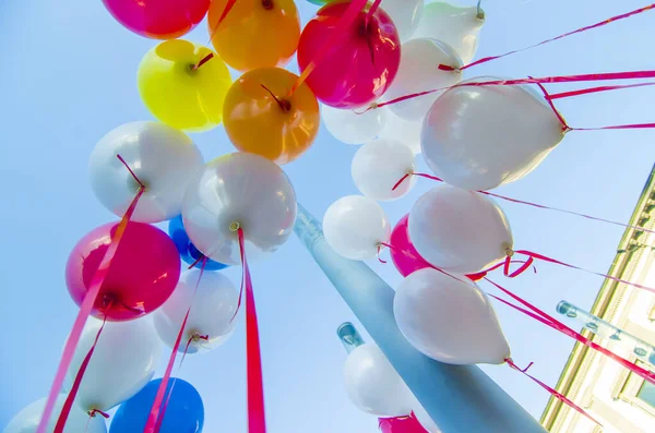 Palloncini Tutti Colori Volano Nel Cielo Blu Gioia Dei Bambini — Foto Stock