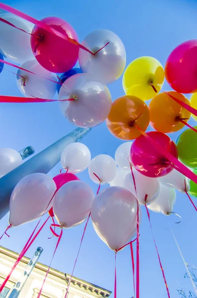 Globos Todos Los Colores Vuelan Cielo Azul Para Deleite Los — Foto de Stock