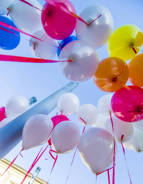 Μπαλόνια Όλων Των Χρωμάτων Πετούν Στον Γαλάζιο Ουρανό Προς Τέρψη — Φωτογραφία Αρχείου