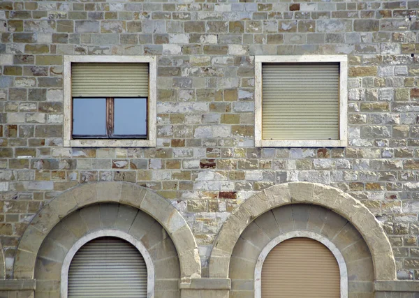 Piękne Okno Zabytkowego Budynku Ważne Dla Historii Sztuki Architektury — Zdjęcie stockowe