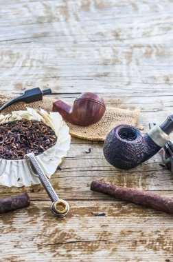 Yavaş içmenin zevki ve zevki, aletleri, piposu, tütünü, purosu, kurcalaması, çakmağı,