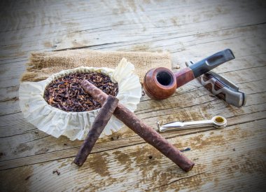 Yavaş içmenin zevki ve zevki, aletleri, piposu, tütünü, purosu, kurcalaması, çakmağı,