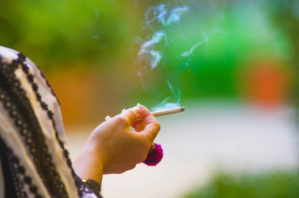 Sigaranın Sigaranın Sigaranın Sigaranın Çakmağın Zevki Zevki — Stok fotoğraf