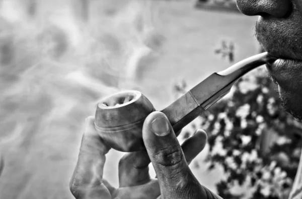 Mutlu Genç Adam Zevkle Sigara Içiyor Piposundaki Tütün Tatlı Girdaplar — Stok fotoğraf