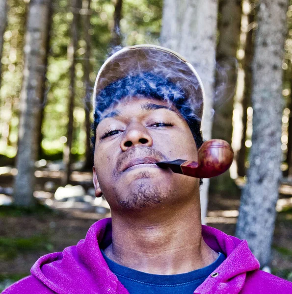 Pria Muda Yang Bahagia Merokok Dengan Senang Tembakau Dalam Pipanya — Stok Foto